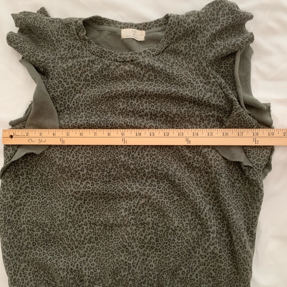 t.la Leopard Print Ruffle Sleeve Top Size M Cotton Stretch Casual - Picture 5 of 7